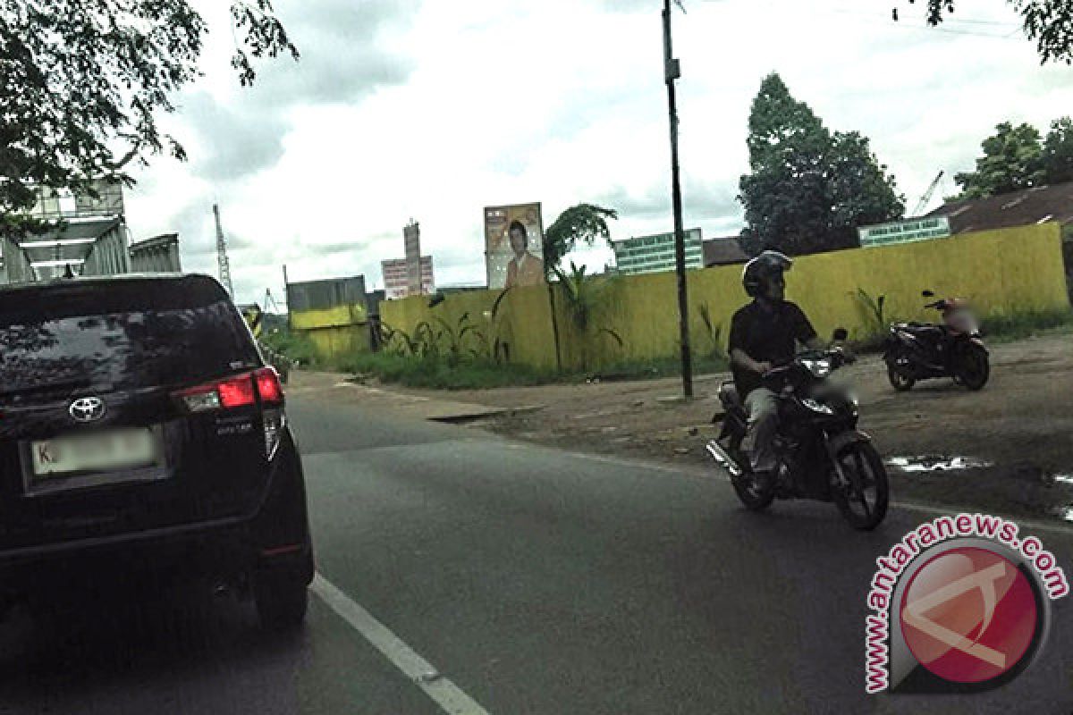 Pembangunan Jembatan Landak Tidak Boleh Mangkrak 