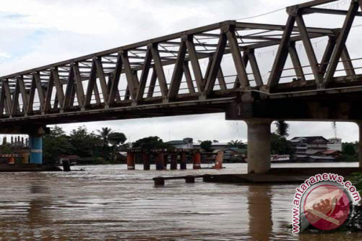 Tongkang Kembali Dilarang Melintasi Jembatan Muara Teweh
