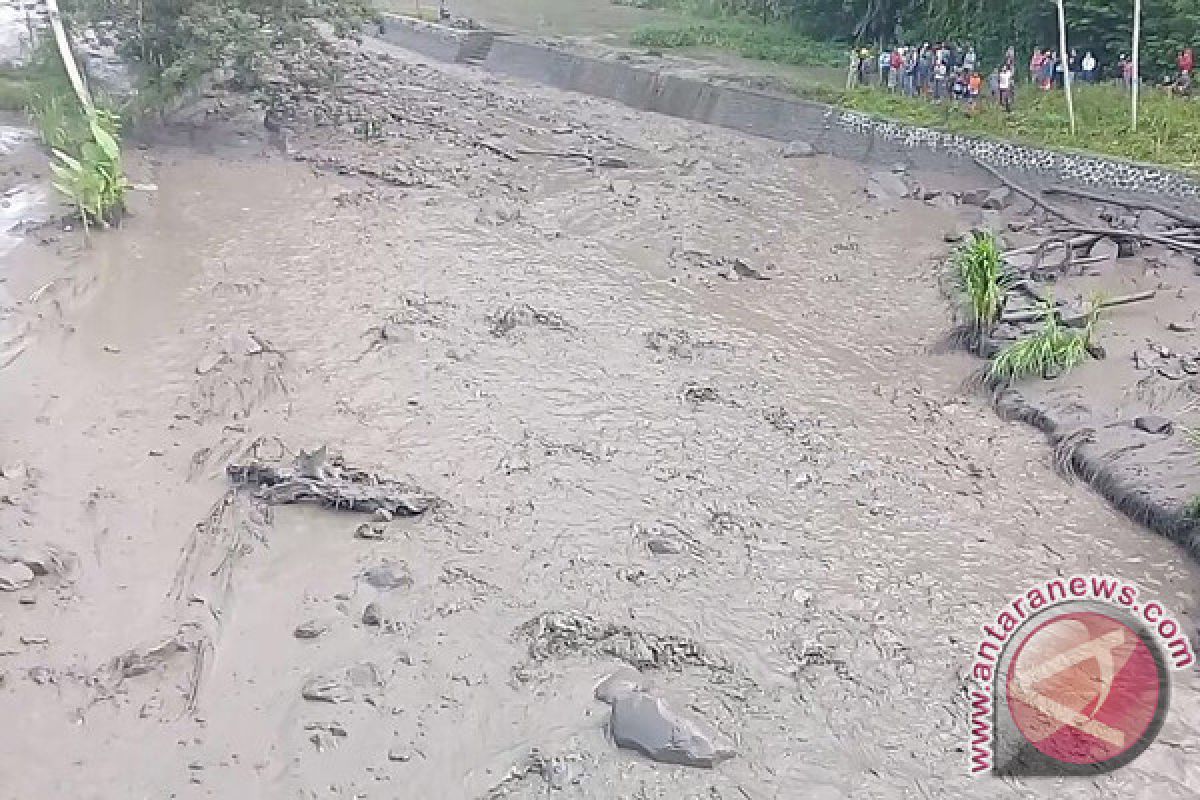 Gunung Agung Keluarkan Lahar Hujan Aliri Tianyar