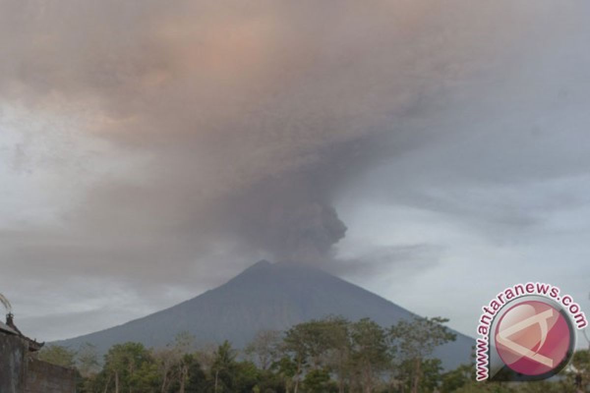 Gunung Agung meletus keluarkan butir bulat