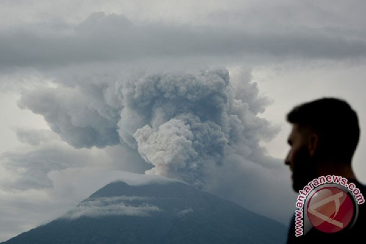 Pergerakan abu Gunung Agung dipengaruhi Siklon Cempaka