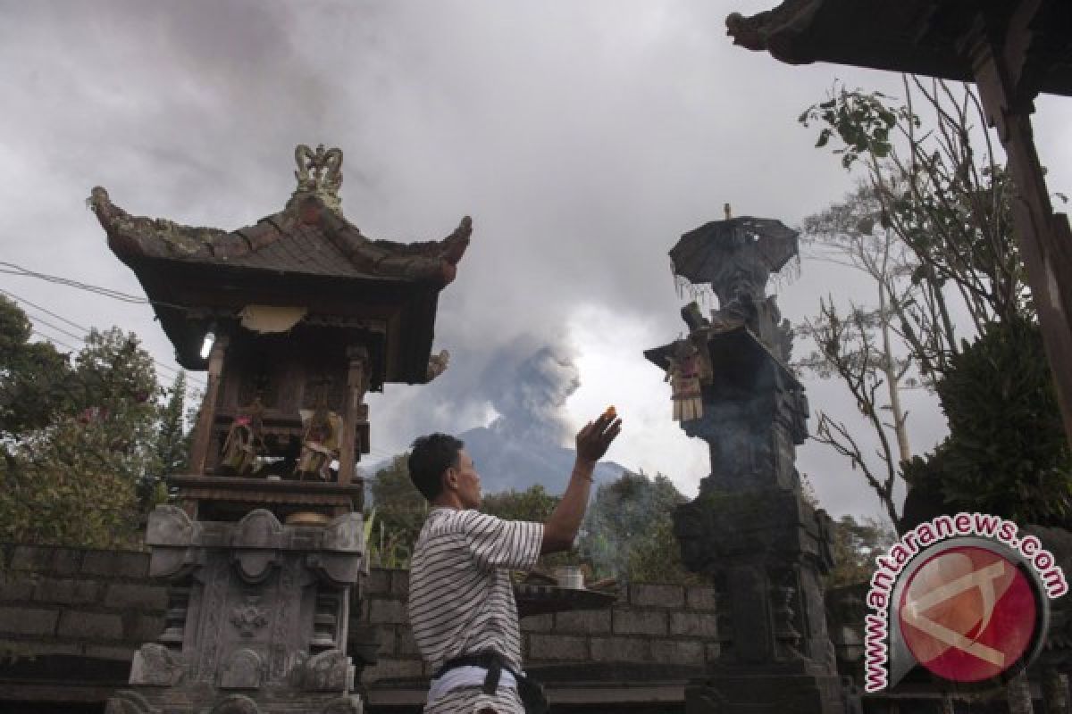 Gunung Agung turunkan wisatawan ke Klungkung