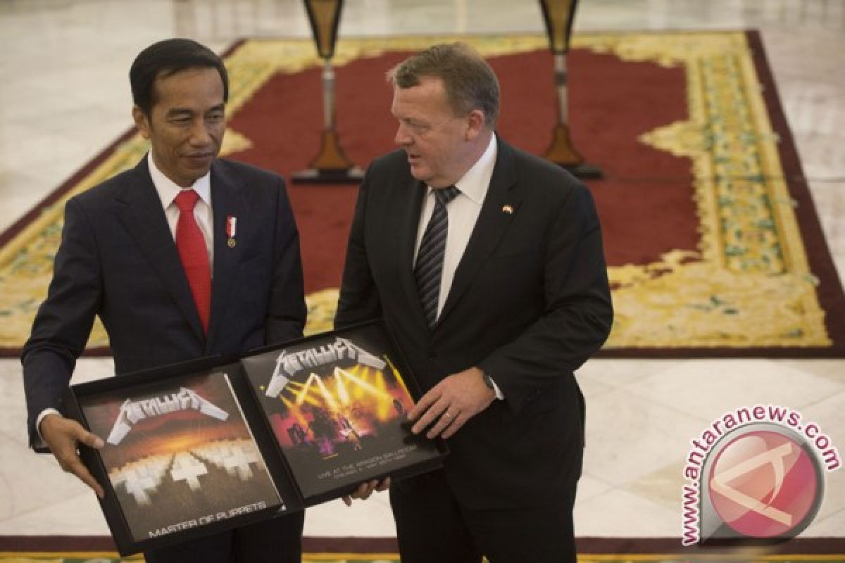 Bayar ke KPK, piringan hitam Metallica resmi milik Jokowi