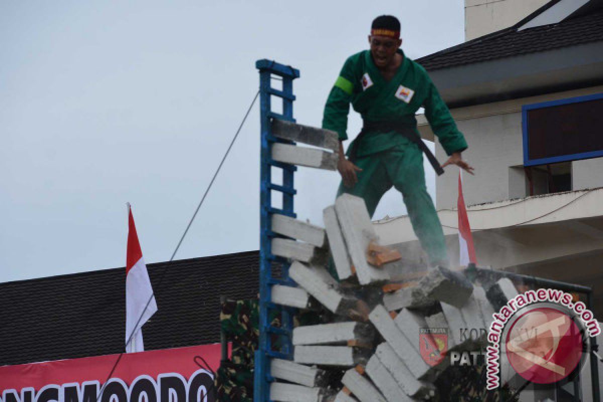 Tim Yong Moodo Kabaresi Pecahkan 20 Susun Batako Balok