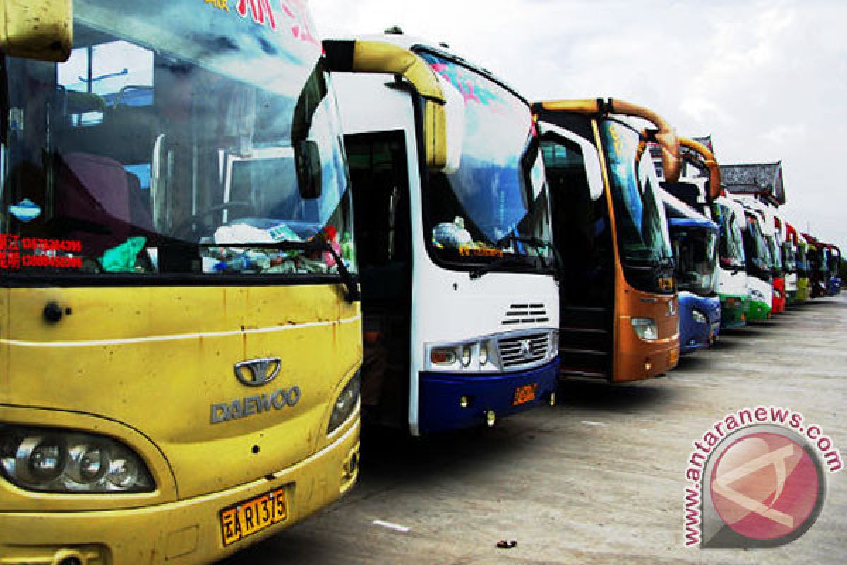 Mengerikan !! Dua Bocah Menempuh 90 Kilometer Di Bawah Bus