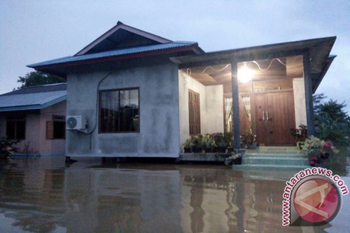  Polisi Turunkan Tim Bantu Korban Banjir Putussibau