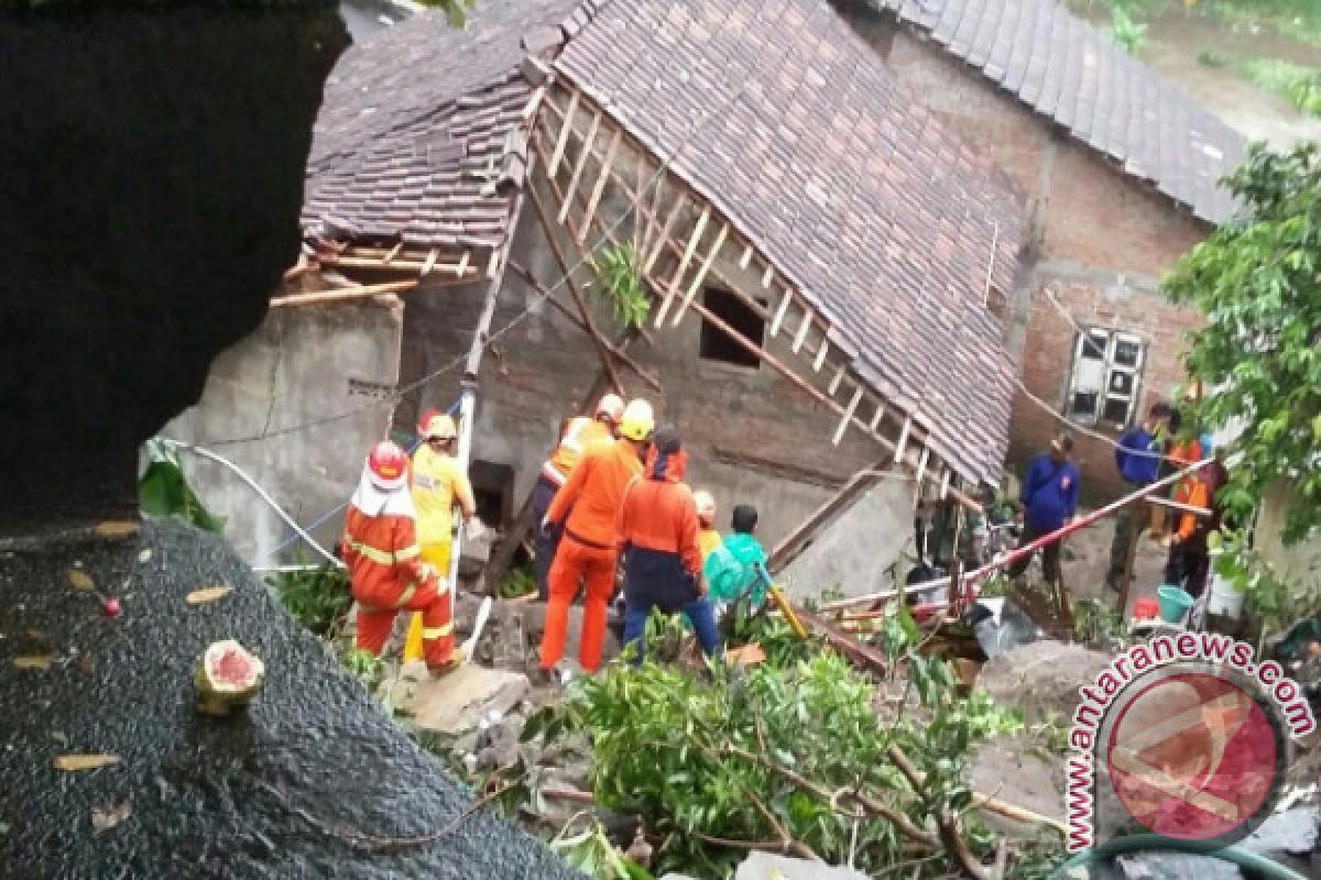 Tim masih berusaha evakuasi korban longsor Yogyakarta 