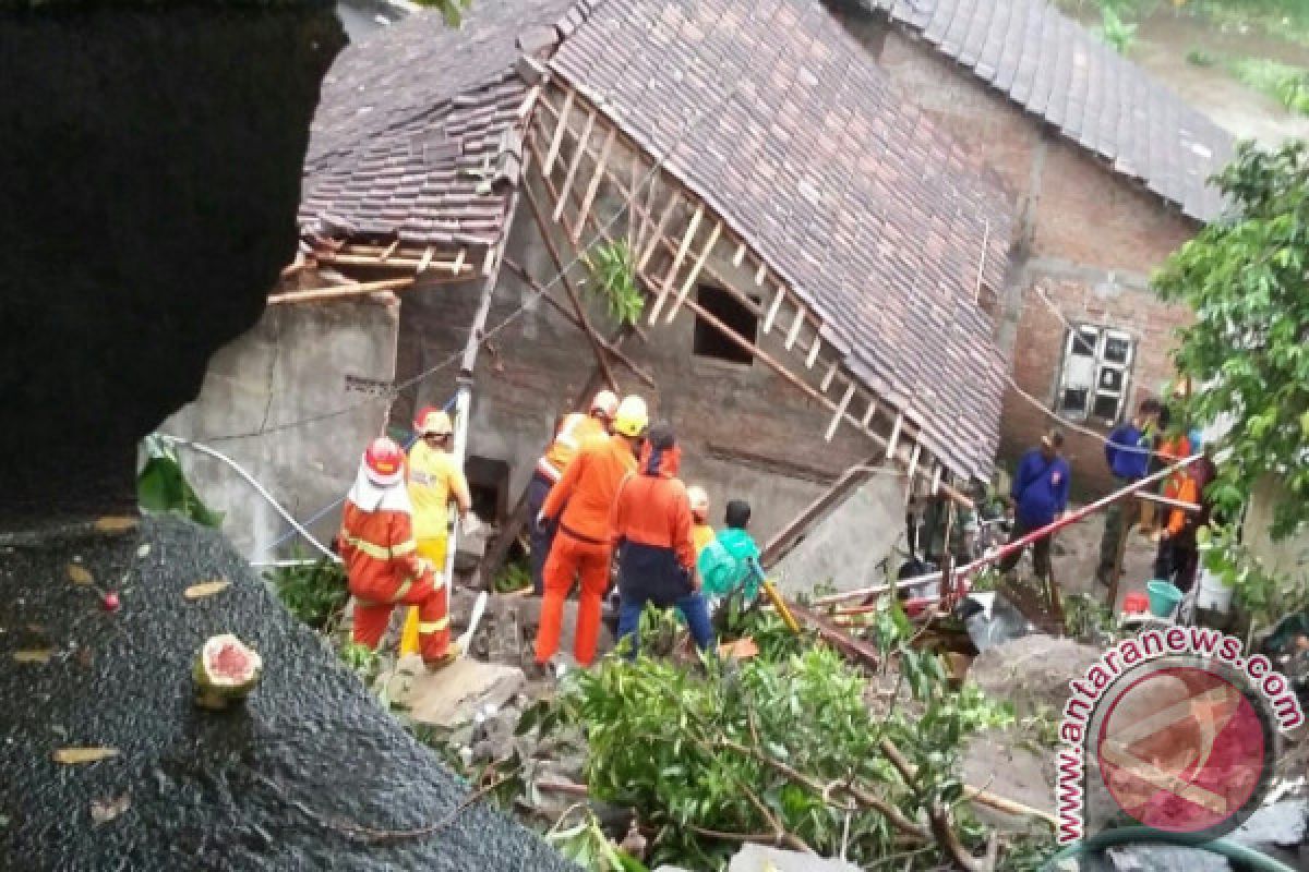 Proses evakuasi korban longsor Yogyakarta dihentikan sementara 