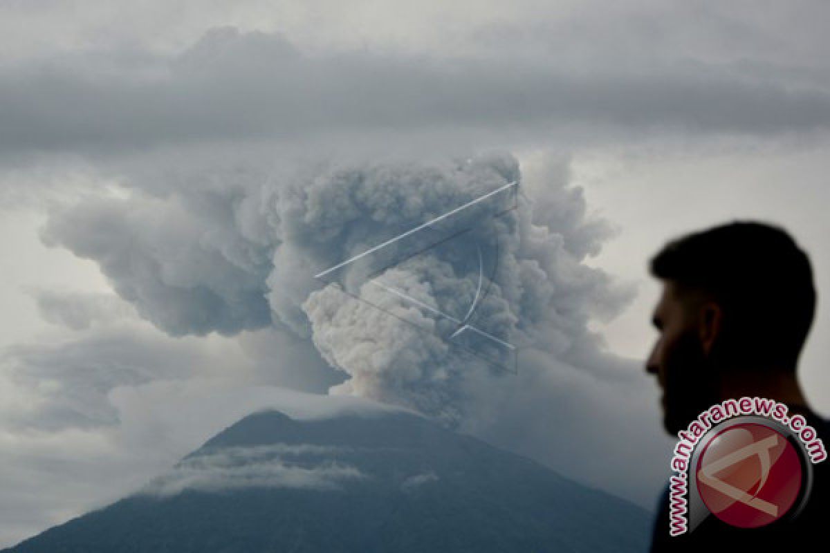 Foto Wisatawan dengan Latar Erupsi Gunung Agung Dikritisi
