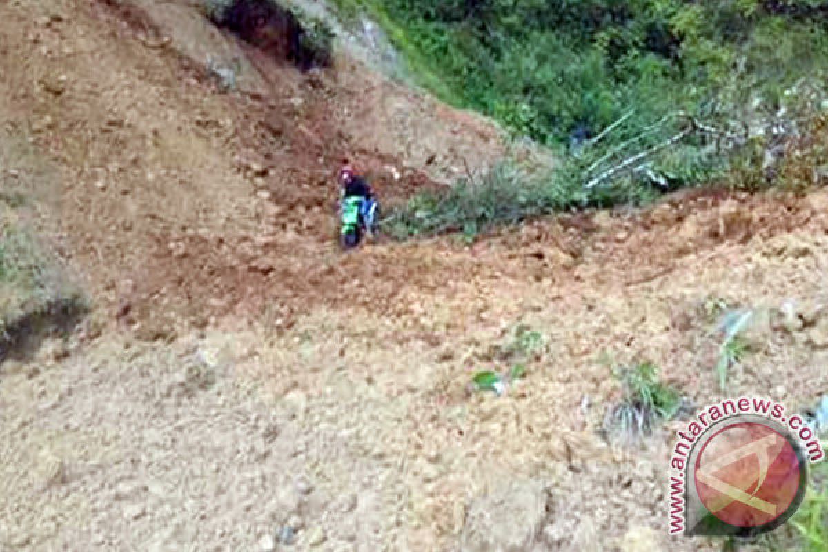 Padangpariaman, Bukittinggi Route Broken Up Due To Landslides in Malalak