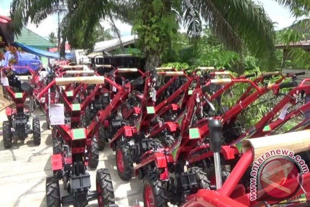 Dinas Pertanian Paser Bagikan 50 Traktor Tangan