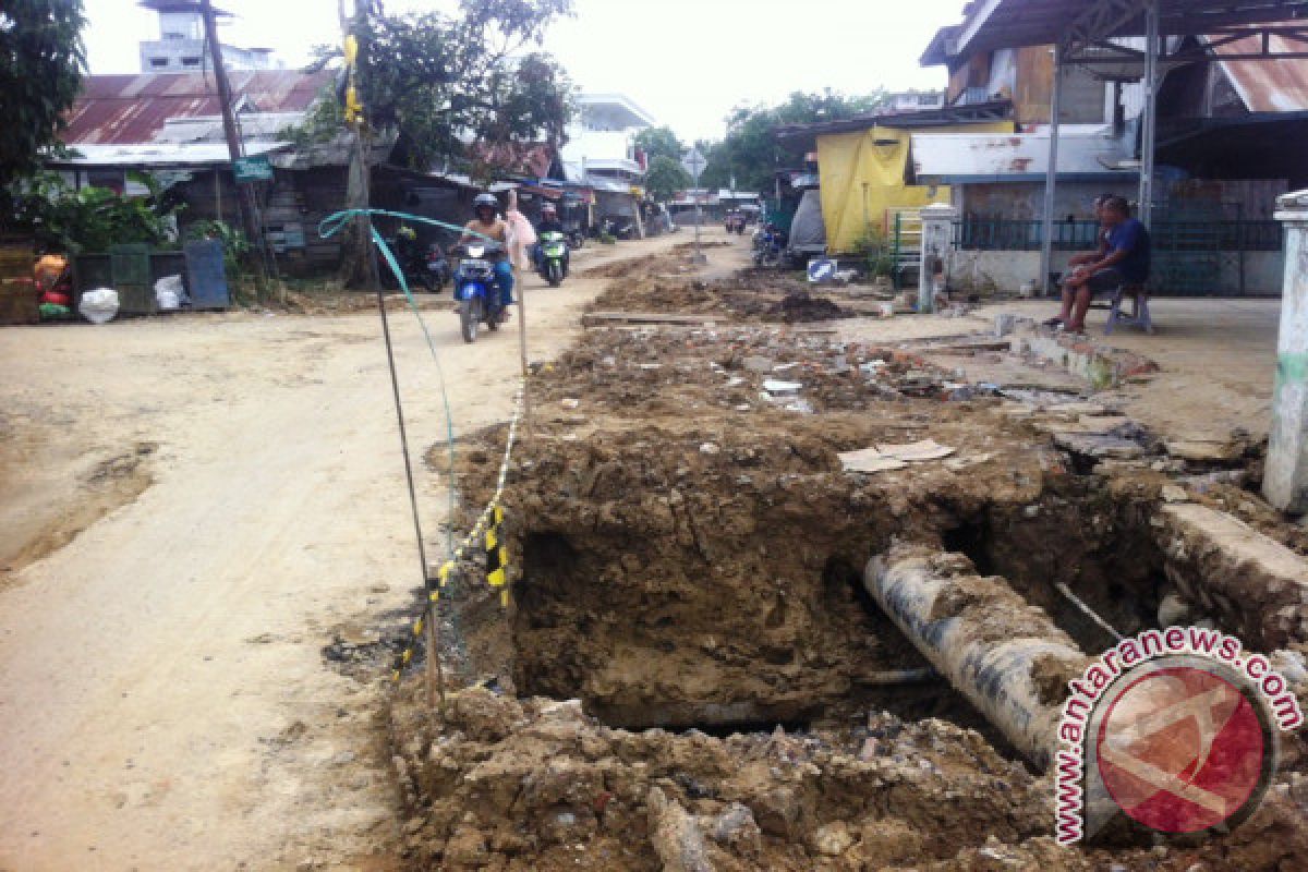 Aliran Air PDAM Terganggu Akibat Pengerjaan Drainase 