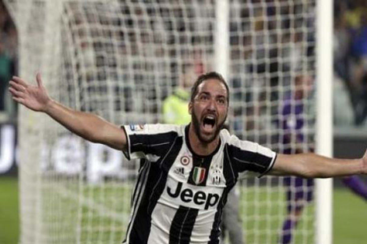  Penyerang Juve Higuain Jalani Operasi Patah Tangan Kiri 