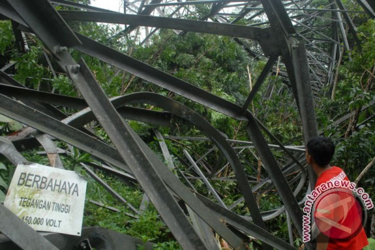 Menara SUTT di Cijarian Sukabumi roboh