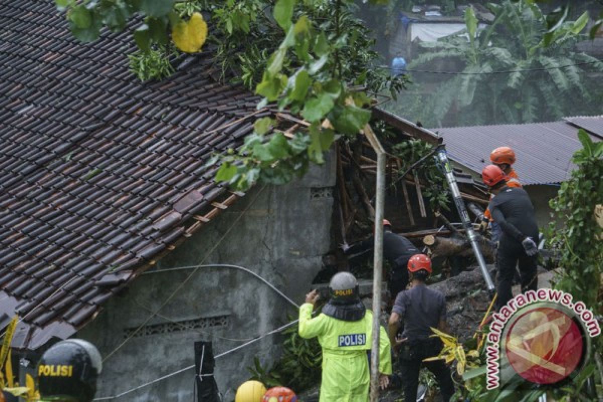 Proses evakuasi korban longsor Yogyakarta dihentikan sementara