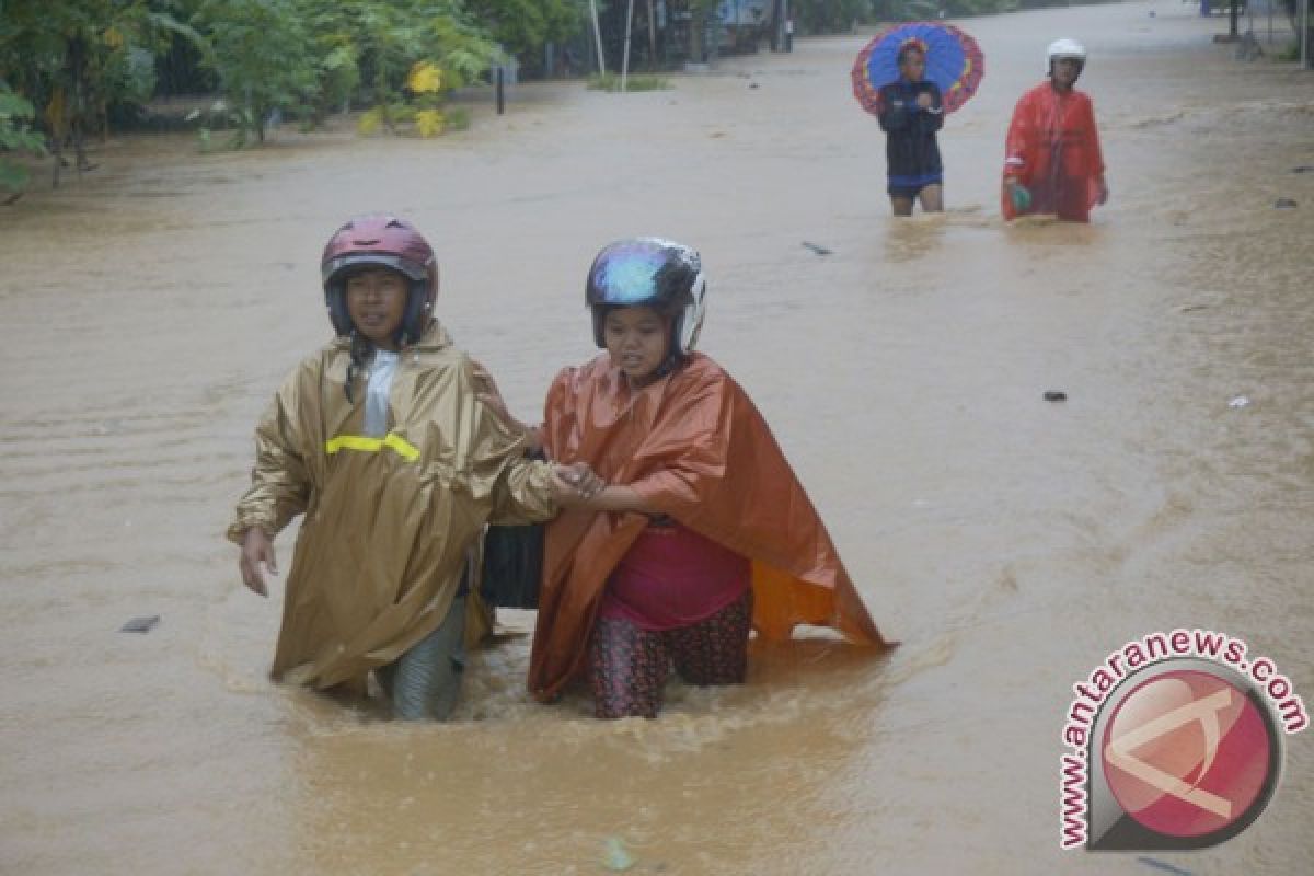 Jalur Pacitan putus total diterjang banjir bandang