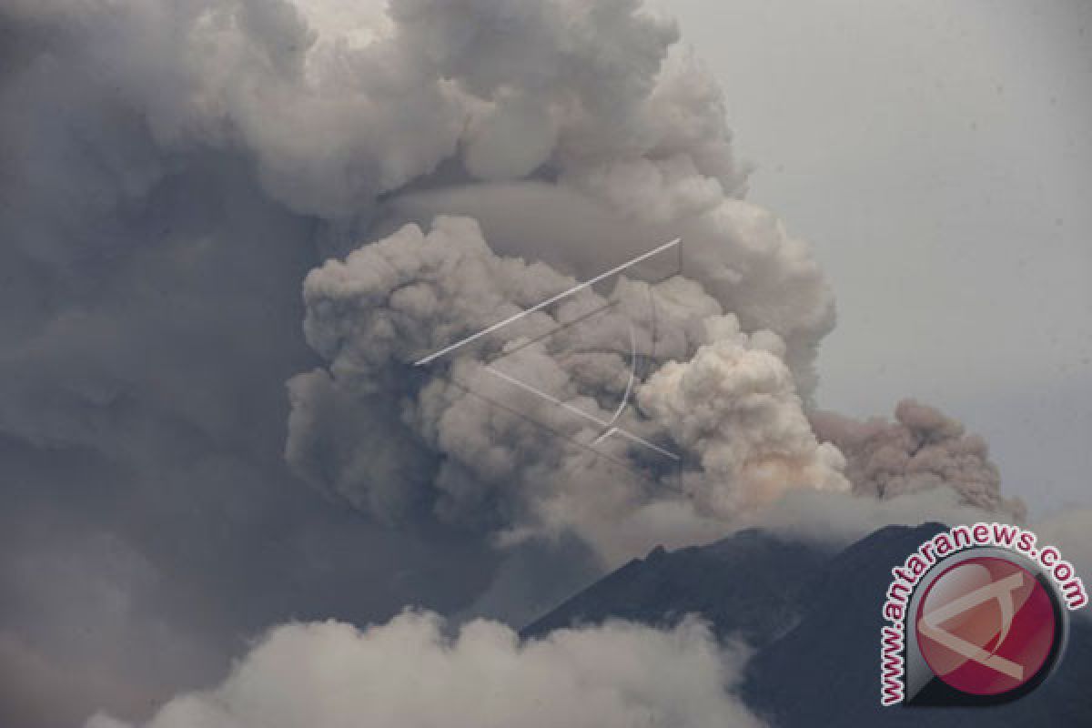 Gunung Agung erupsi, lontaran lava hingga 1,5 kilometer