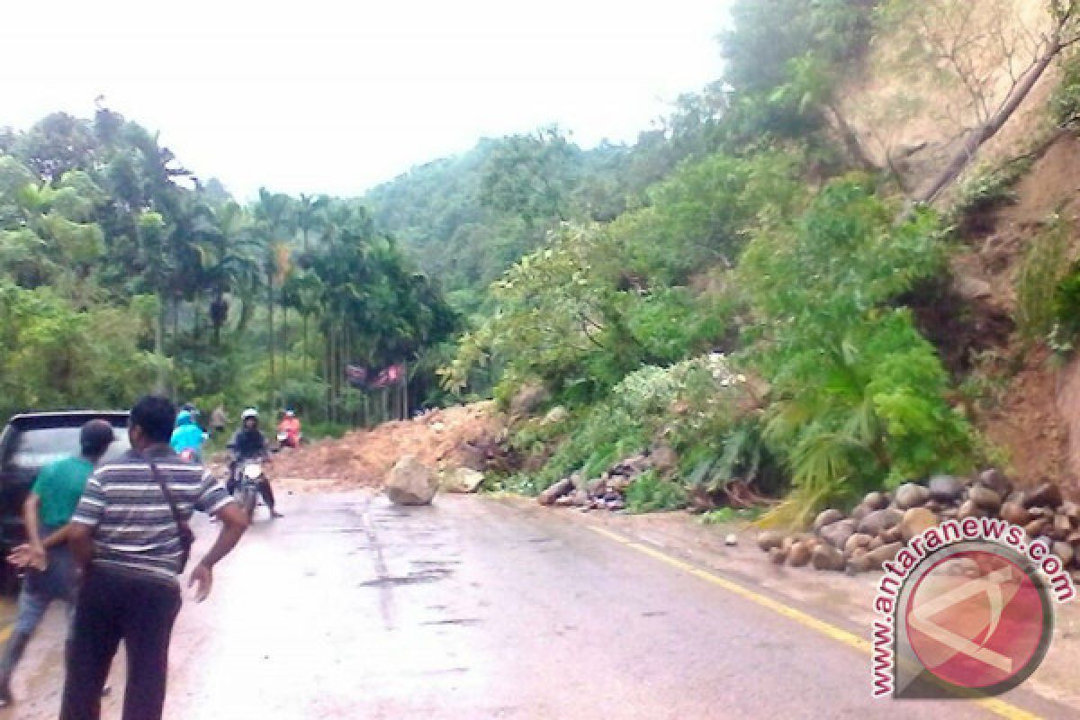 Jalinsum Sumbar-Bengkulu Tertimbun Longsor, Antrean Kendaraan Satu Kilometer Lebih