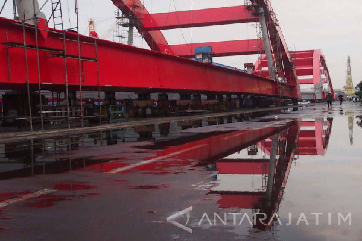 PT PAL Rampungkan Bentang Tengah Jembatan Holtekamp