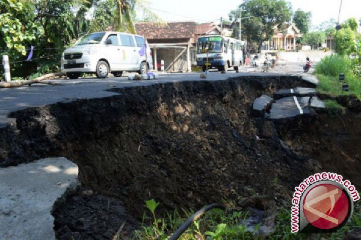 Tim Basarnas Terjebak Longsor di Ponorogo