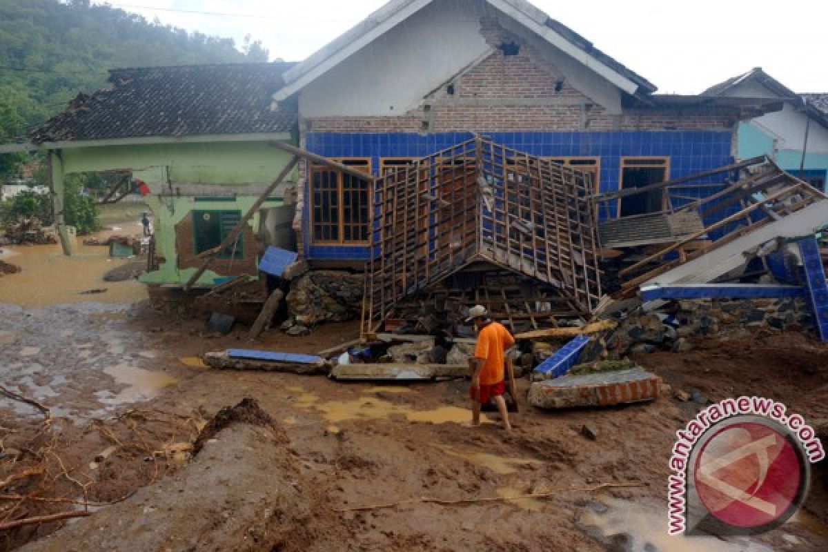 Warga swadaya lakukan pencarian korban longsor di Pacitan