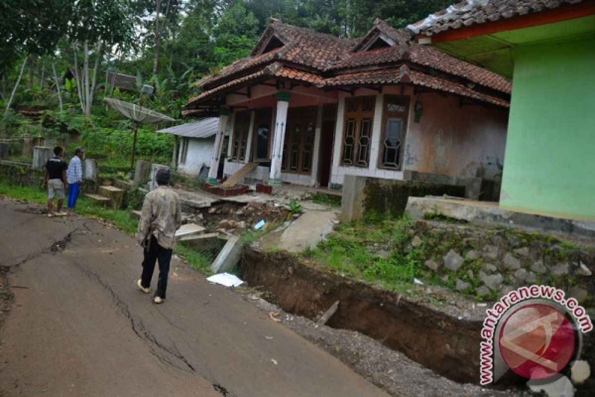 Korban pergerakan tanah bertahan di tenda pengungsian