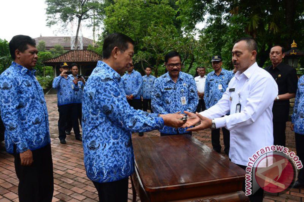 Pemprov Bali Hibahkan Empat Mobil Untuk Instansi Vertikal