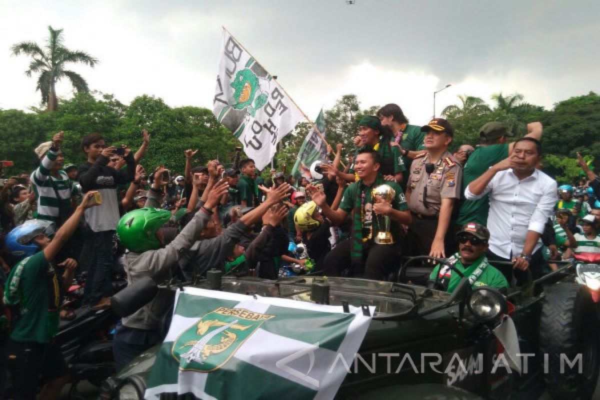 Ribuan Bonek Konvoi Sambut Pemain Persebaya (Video)