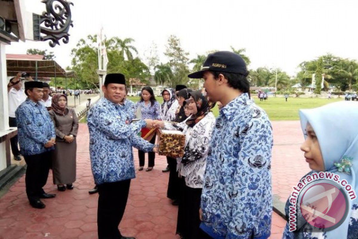 Mantap! Guru dan Dokter Teladan di Barsel Dapat Penghargaan