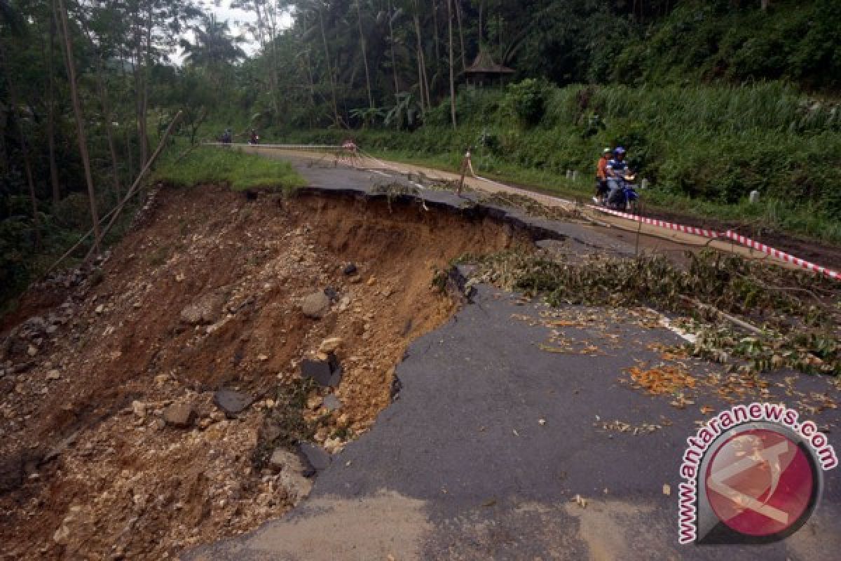 Jalan Muara Teweh - Benangin  longsor di beberapa titik