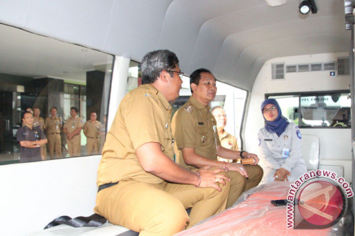 Jasa Raharja Bali Serahkan Bantuan Ambulans RSUD Badung