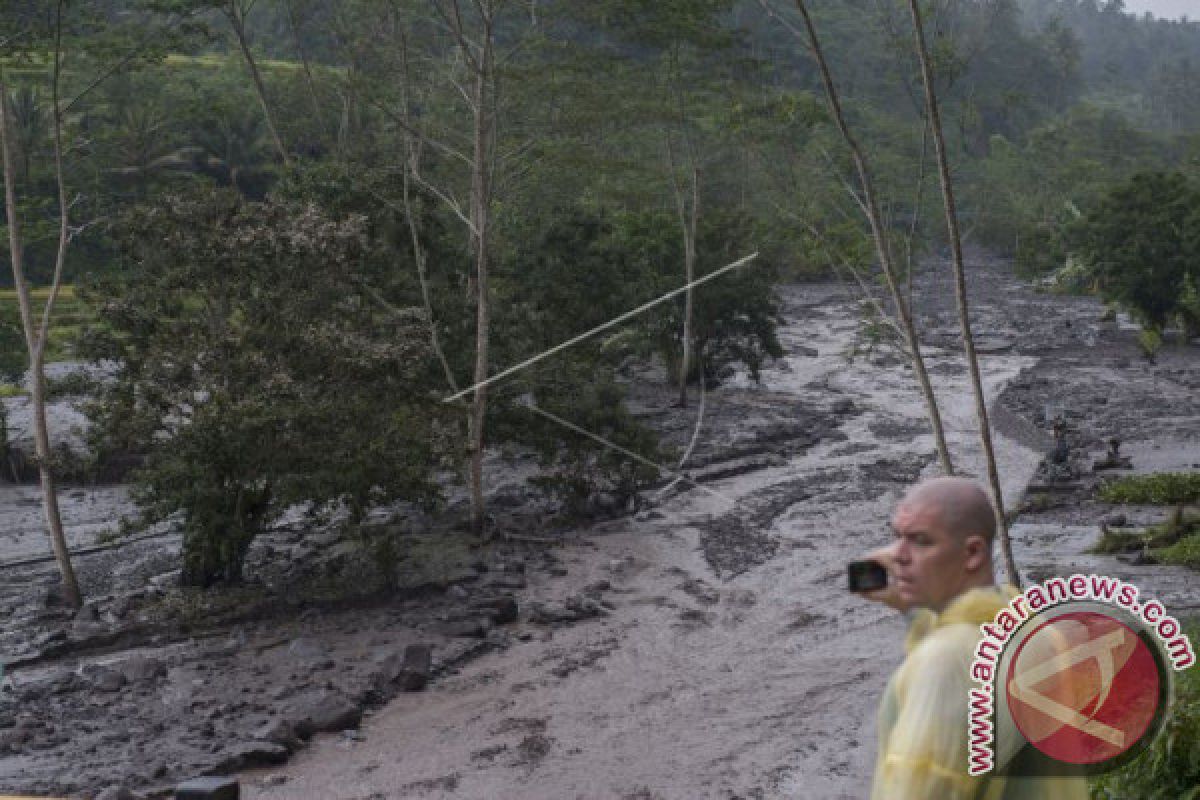 Banjir Lahar Hujan Gunung Agung Terjang Dua Sungai (Video)