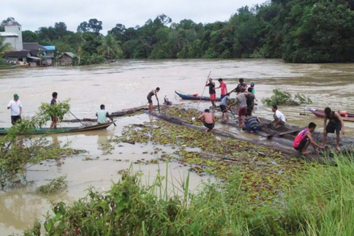 Warga Sabuh Tenggelam saat Banjir Sungai Teweh