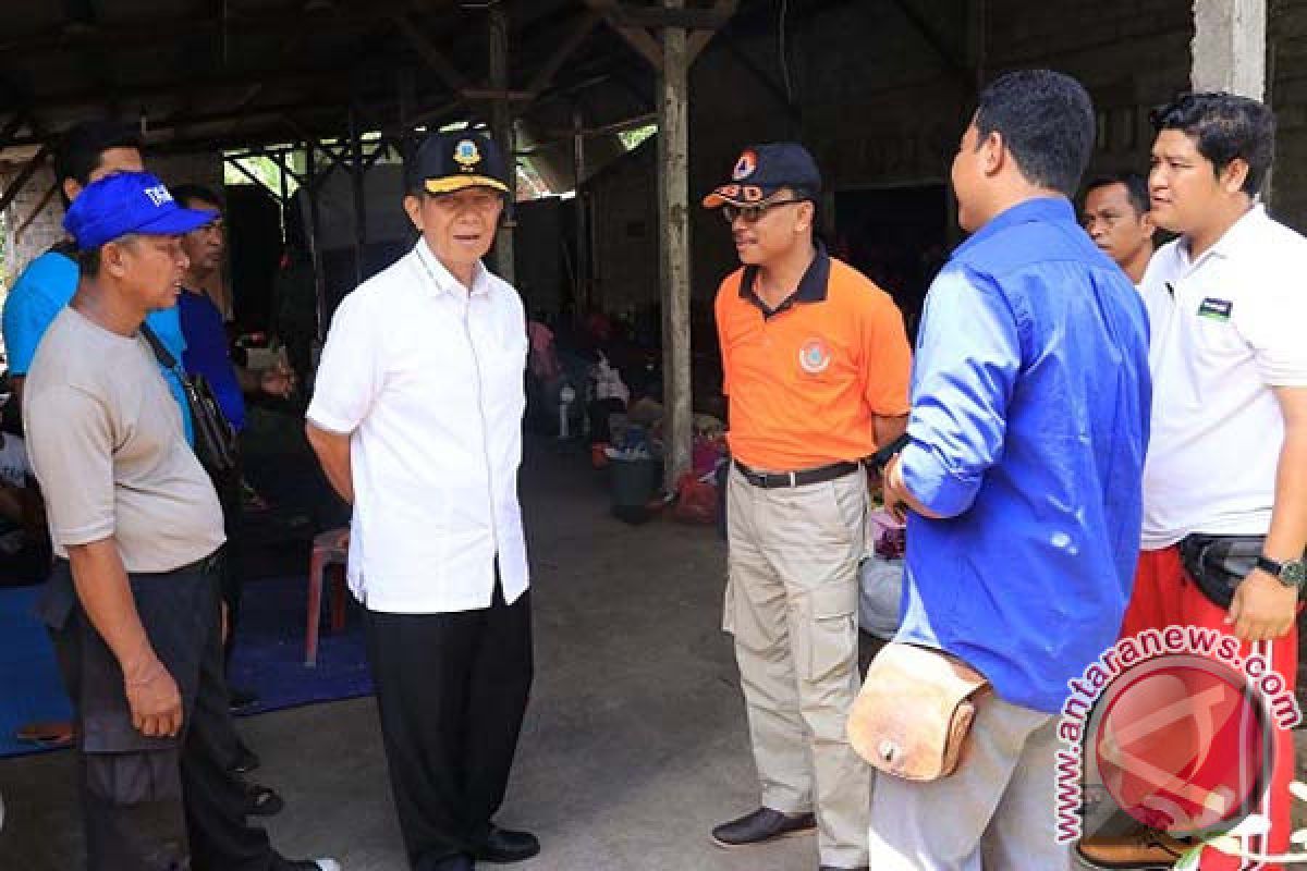 Gubernur Pastika Tinjau Pengungsi di Buleleng