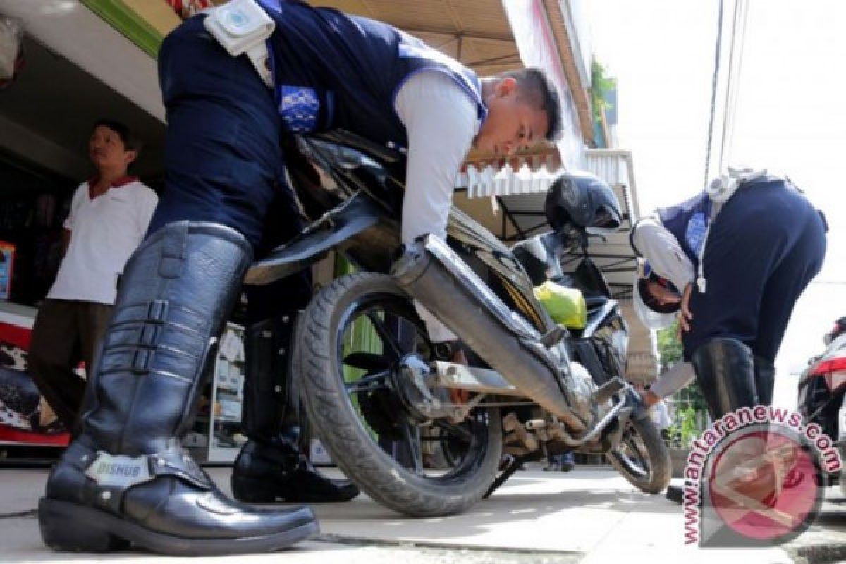 Dishub Balikpapan Tertibkan Kendaraan Parkir di Trotoar 