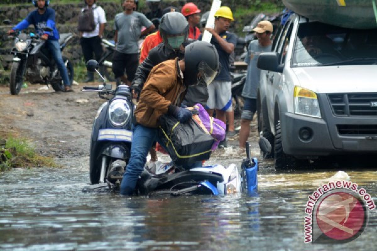 Ketinggian banjir di rel Porong terus berkurang