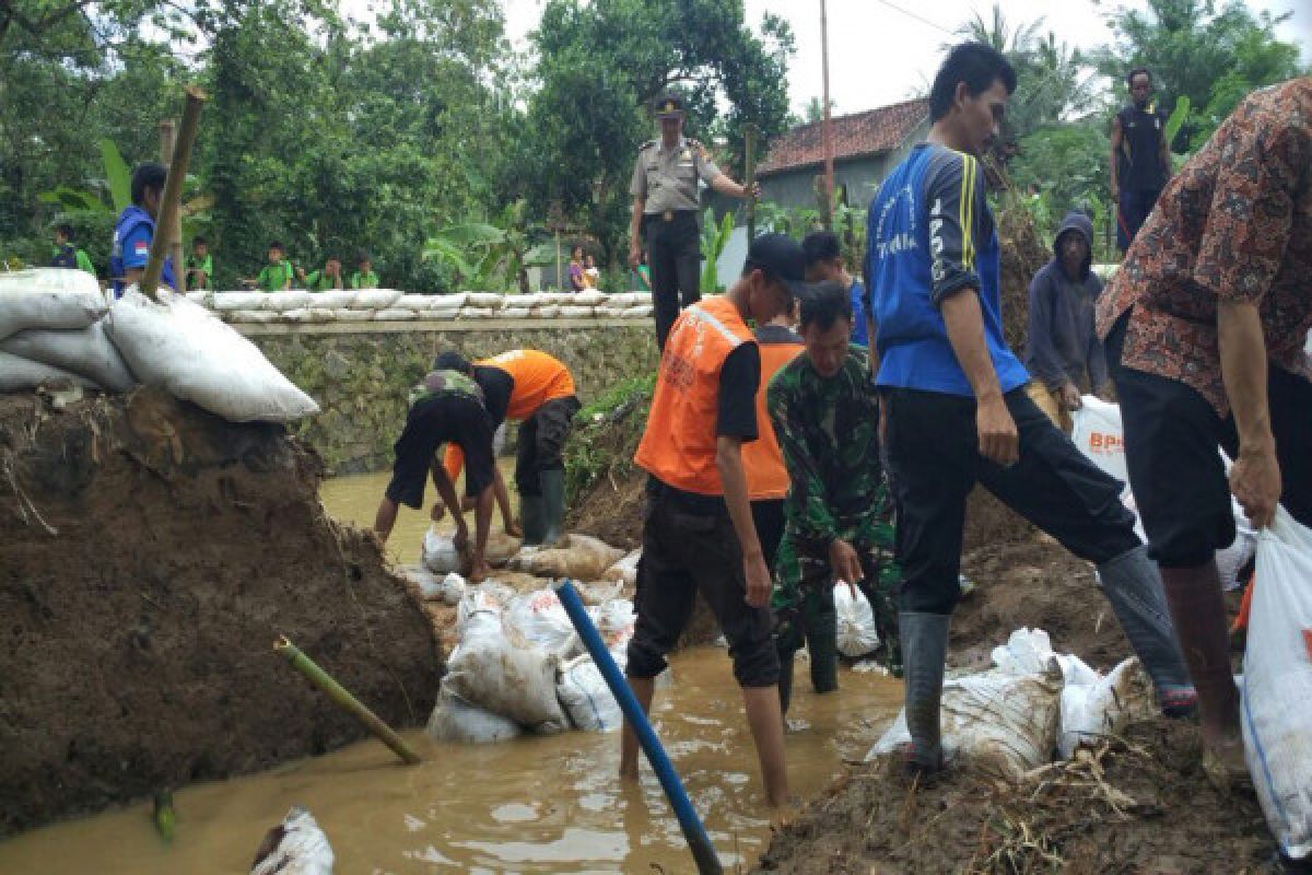 Tanggul Jebol di Sumpiuh Mulai Diperbaiki