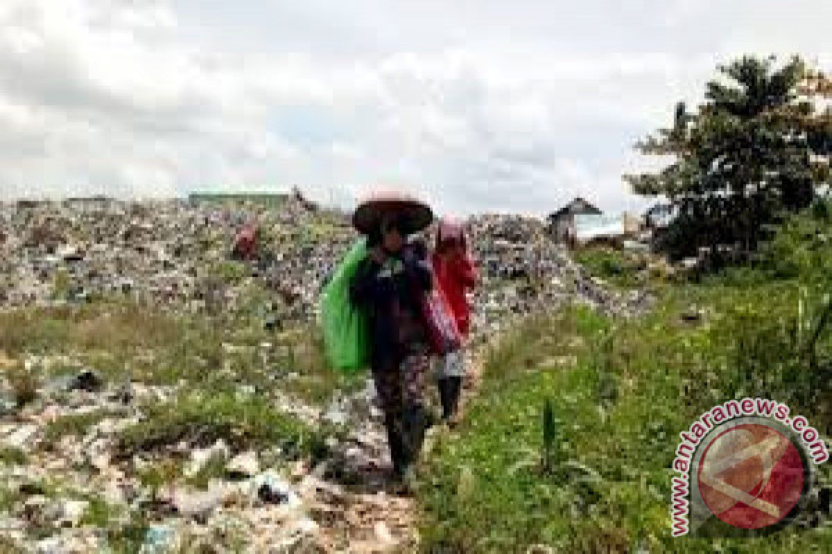 Satu Keluarga Nekad Tutup Jalan TPA Basirih