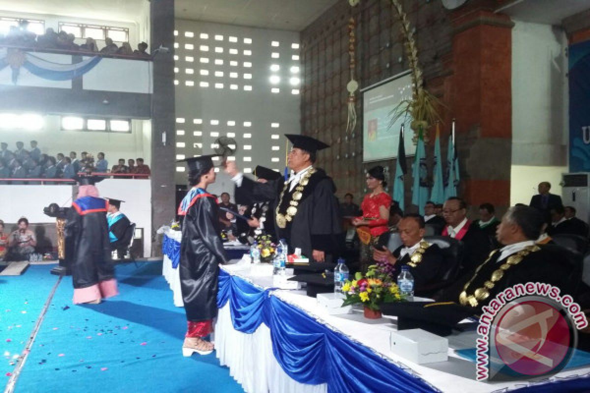 Undiksha Lepas 401 Wisudawan, Rektor: Targer Besar Indonesia Emas 2045 