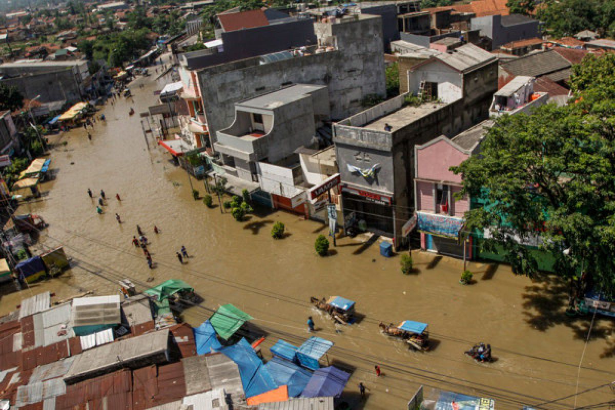 Tanggul Sungai Citarum di Karawang amblas