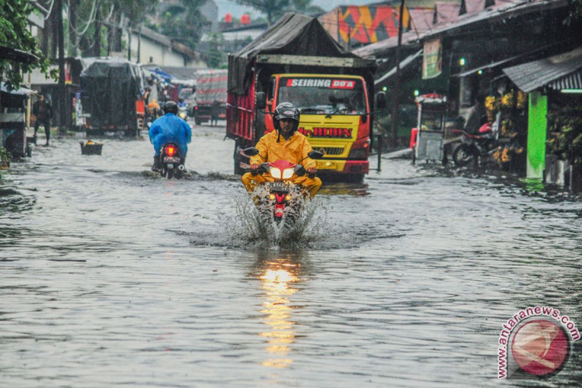 Floods, strong winds hit Bandung