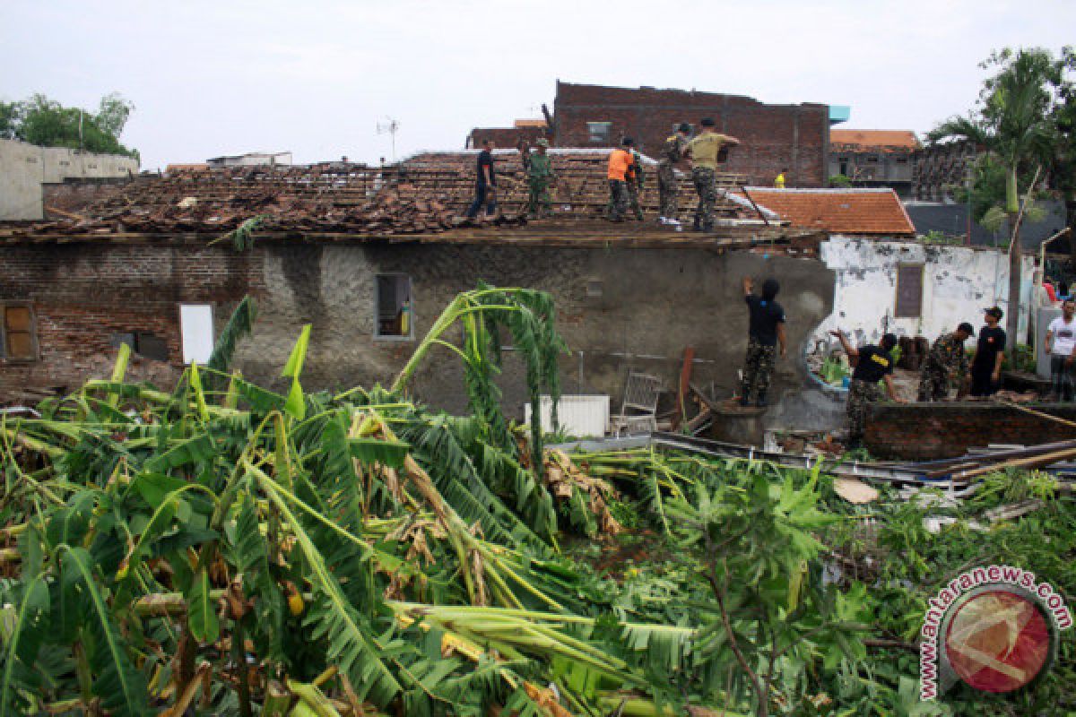 Rumah dihuni lansia di Sukabumi ambruk disapu puting beliung