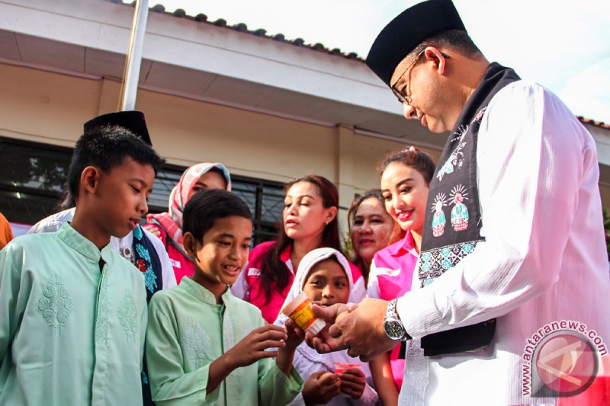 Anies menggunakan selendang berbendera Palestina sebagai bentuk dukungan