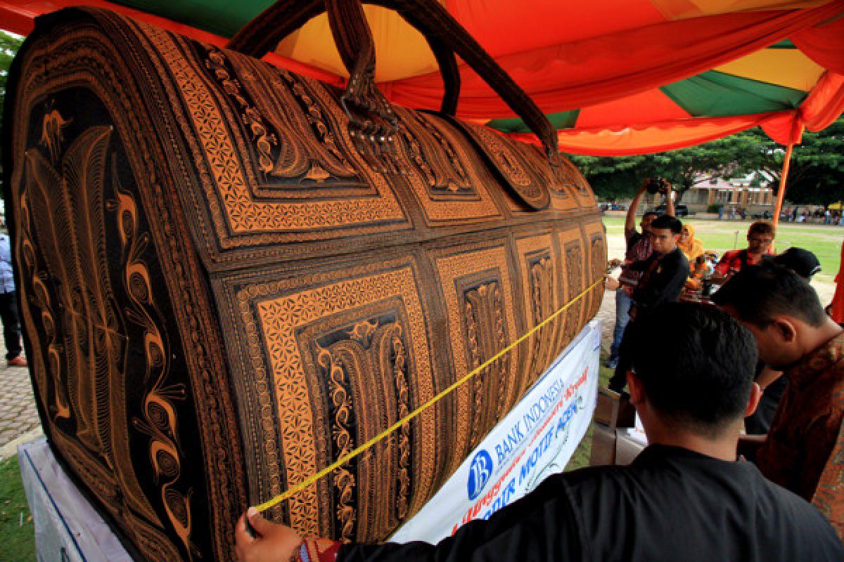 Tas raksasa dari Lhokseumawe pecahkan rekor