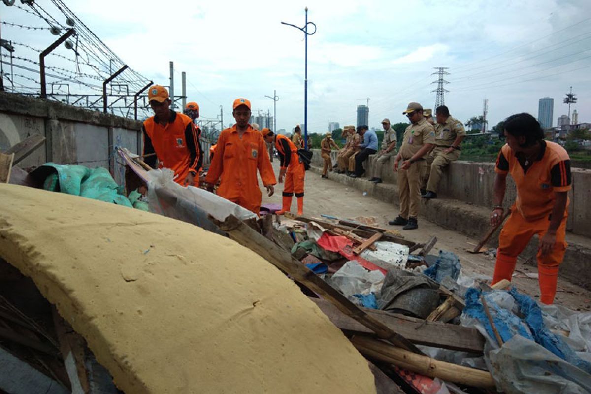 Tak ada lagi bedeng liar di jalan inspeksi Tanah Abang