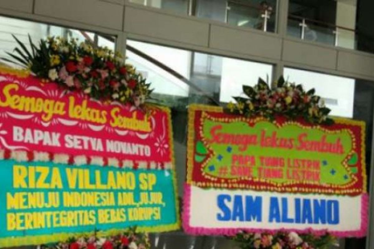 Dua Karangan Bunga Untuk Setya Novanto Hadir Di RSCM