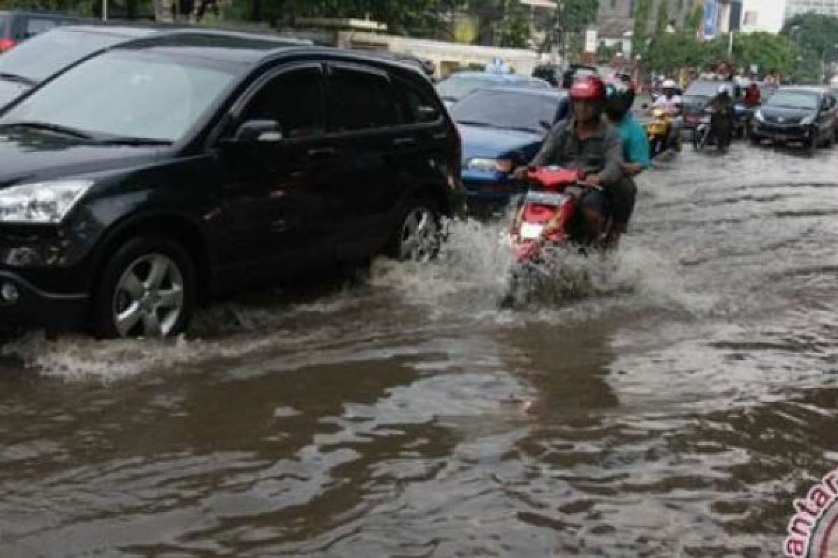 Lagi-Lagi, Akibat Hujan Deras Sejumlah Ruas Jalan Pekanbaru Kebanjiran