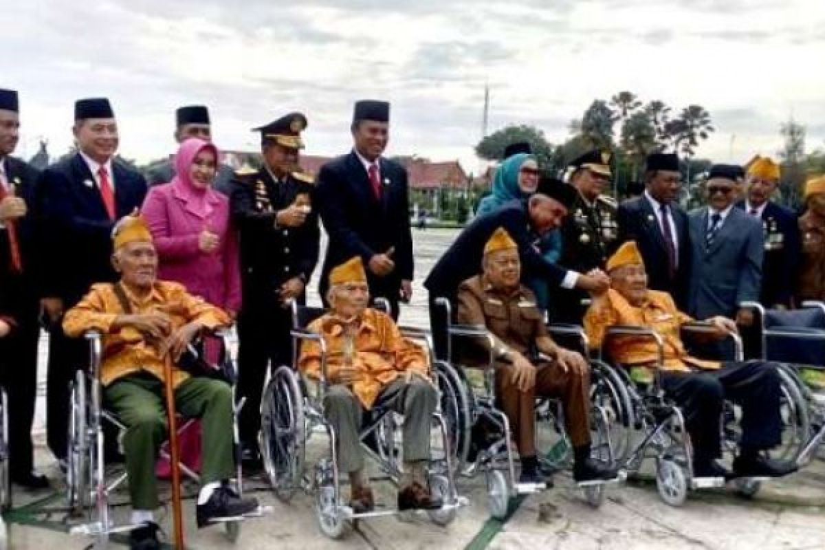 Peringati Hari Pahlawan, Riau Serahkan 60 Kursi Roda Untuk Veteran