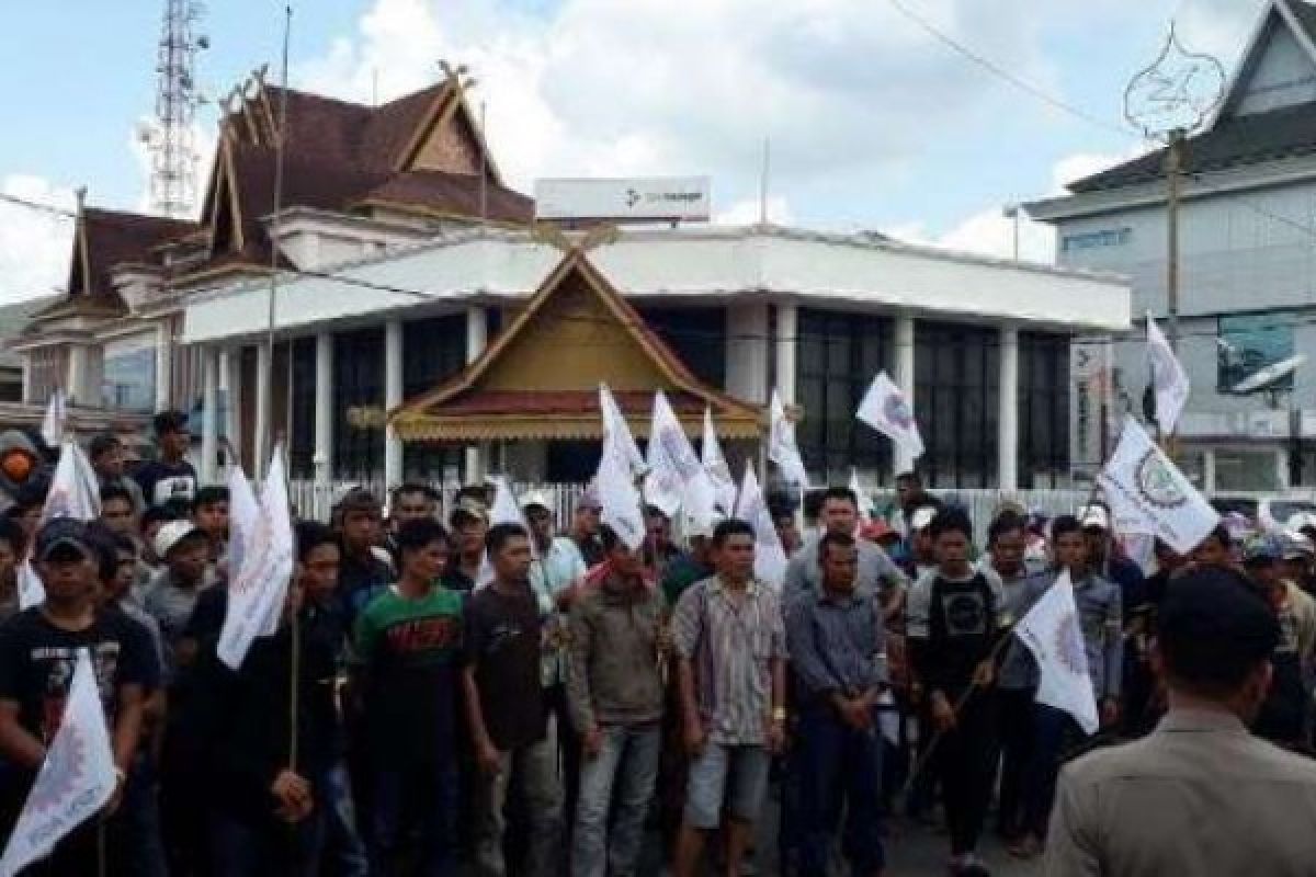 Ratusan Buruh Inhil Gelar Demo Di Kantor Bea Cukai Tembilahan 