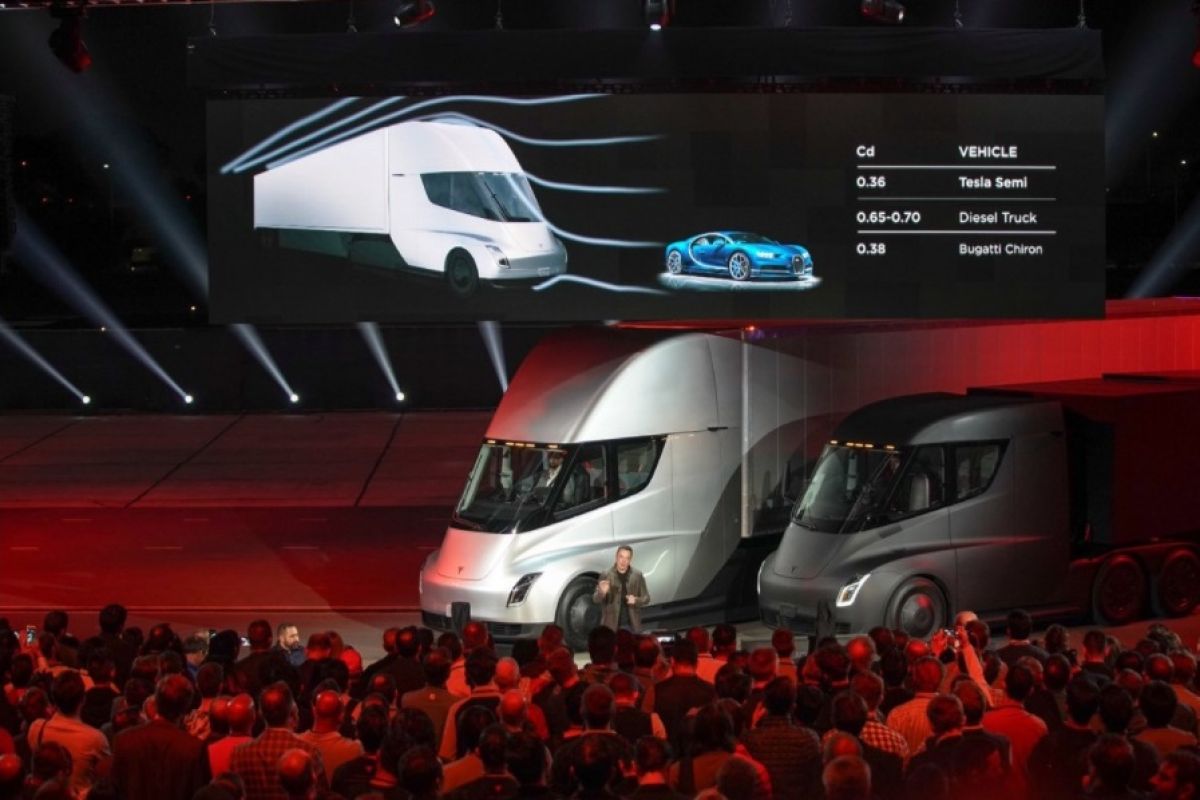 Tesla luncurkan truk listrik, mampu melaju 804 km sekali isi